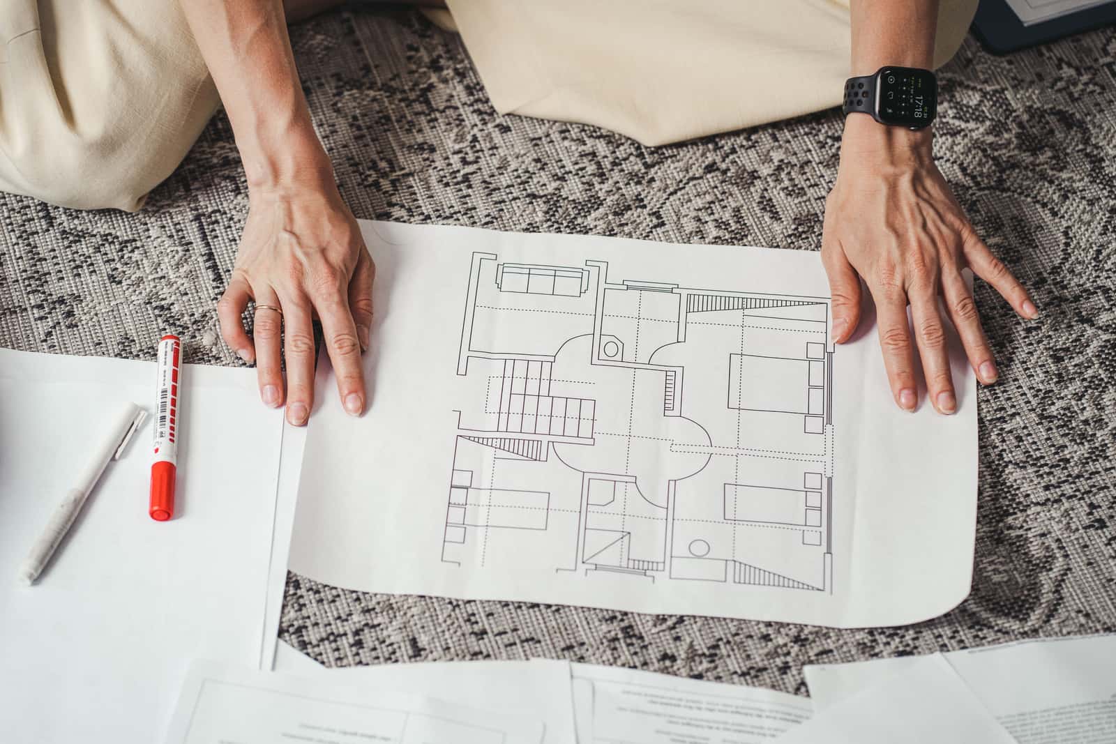 A floor plan sketch showing outlet positions in a room