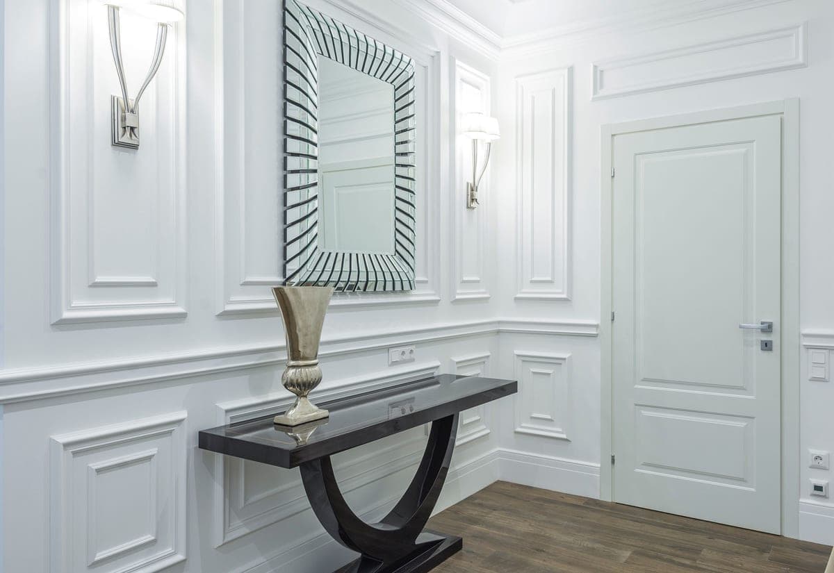 An entry console table with a small lamp lit